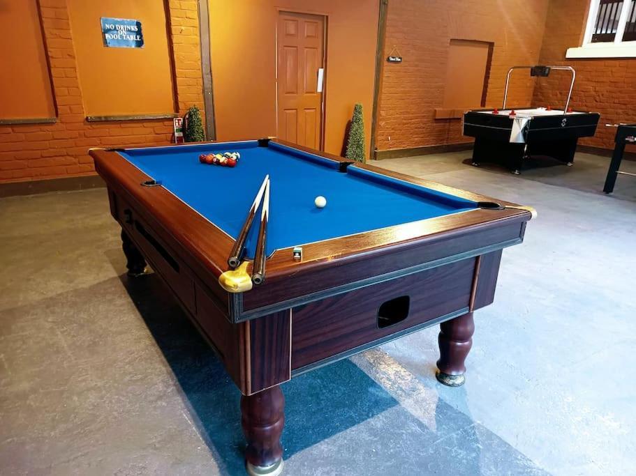 The West Wing At Eriviat Hall Hot Tub Henllan  Exterior foto